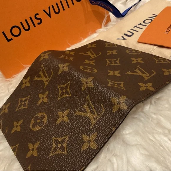Louis Vuitton Monogram Passport Holder - Picture 5 of 8